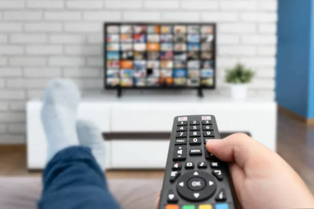 Utilisateur satisfait de son abonnement IPTV sur Smart TV