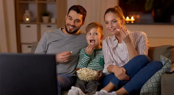 Une famille regarde la télévision ensemble avec un abonnement IPTV