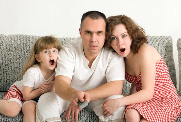 Famille captivée par l’abonnement IPTV en France proposé par notre agence IPTV